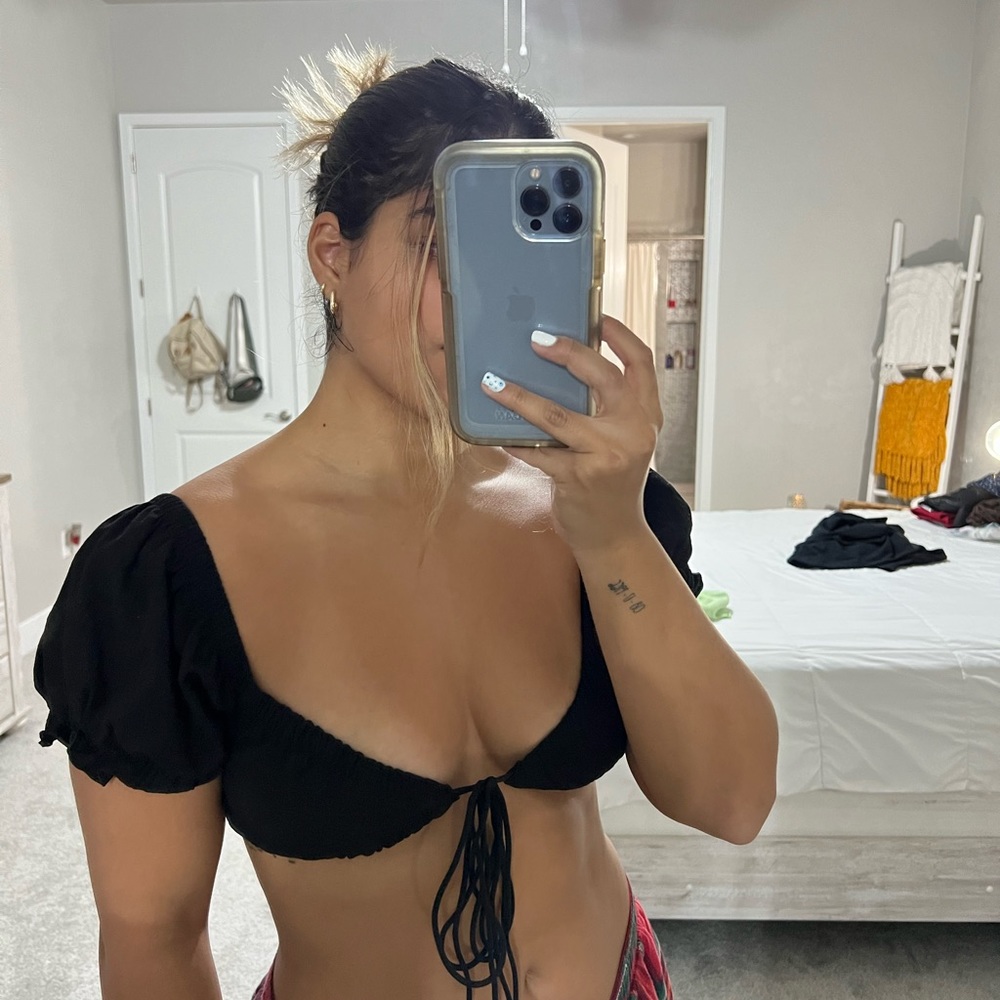 Black toe front crop top